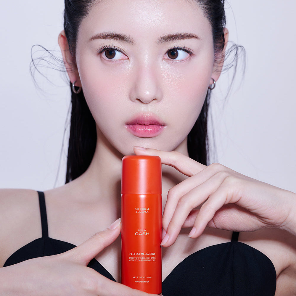 Modelo sosteniendo la mascarilla coreana antimanchas Air Bubble CDS Perfect Mela Zero