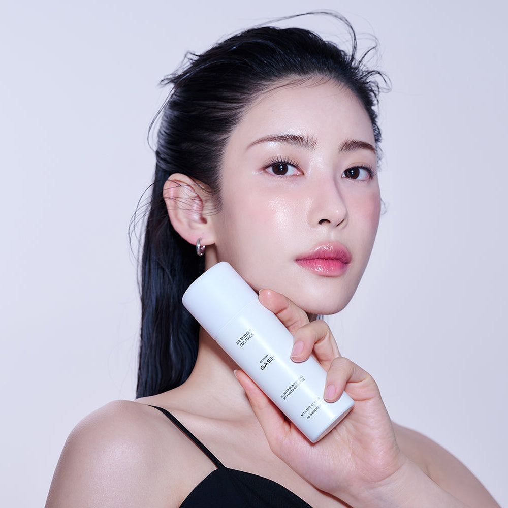 Modelo sosteniendo la mascarilla de espuma coreana Air Bubble CDS Lift Boost