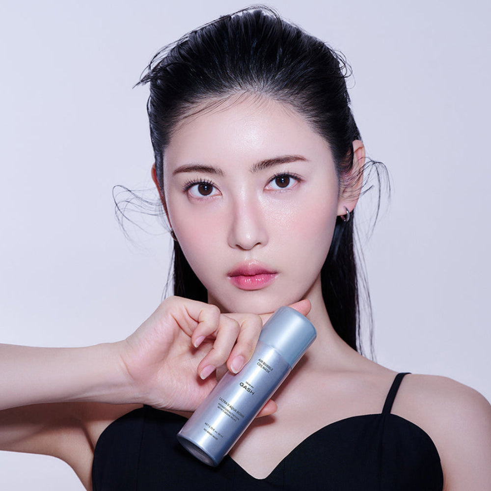 Mujer sosteniendo la mascarilla coreana en mousse Ultra V-Aqua Bomb de Gear by Gash