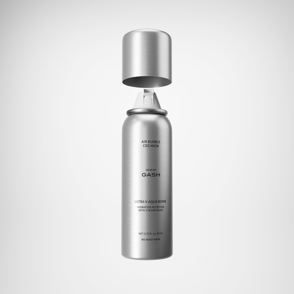 Mujer sosteniendo la mascarilla coreana en mousse Ultra V-Aqua Bomb de Gear by Gash